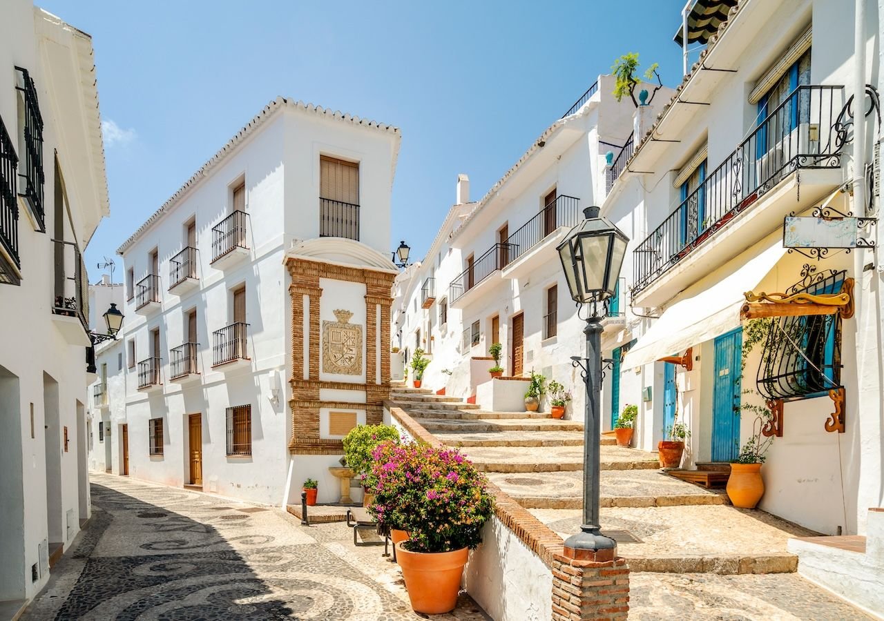 pueblo blanco andaluz con calles encaladas