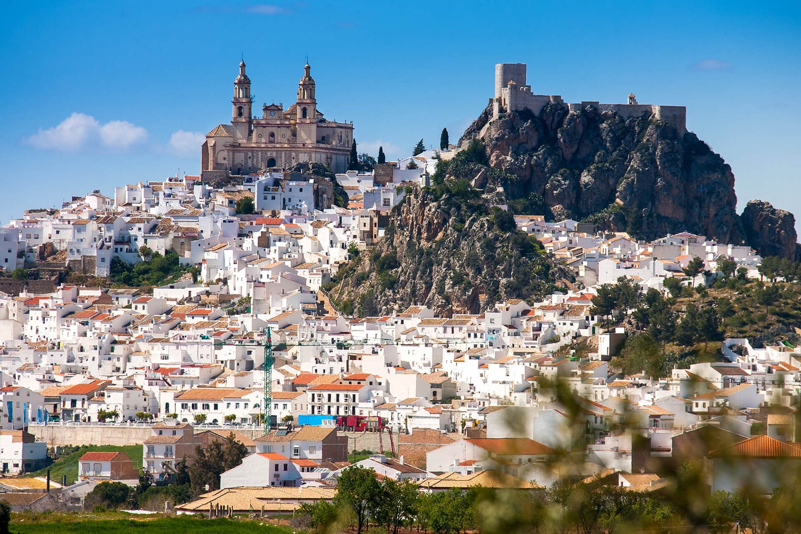 pueblo blanco andaluz con paisajes naturales
