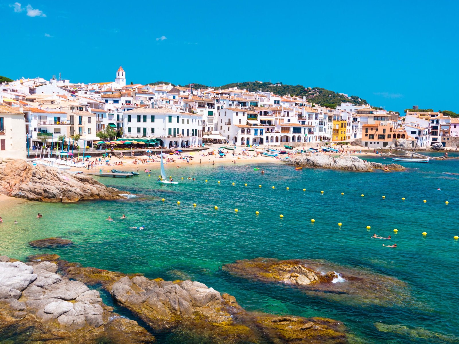 pueblo costero con mar y naturaleza scaled