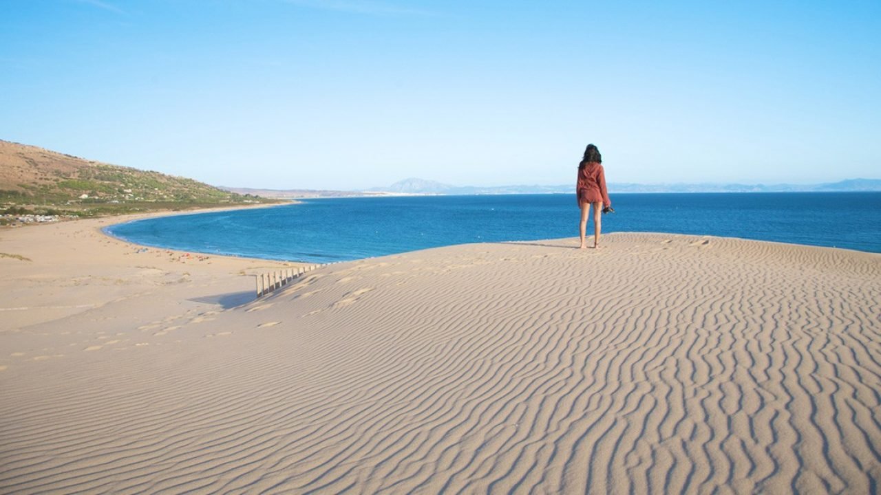 pueblo costero tranquilo en cadiz