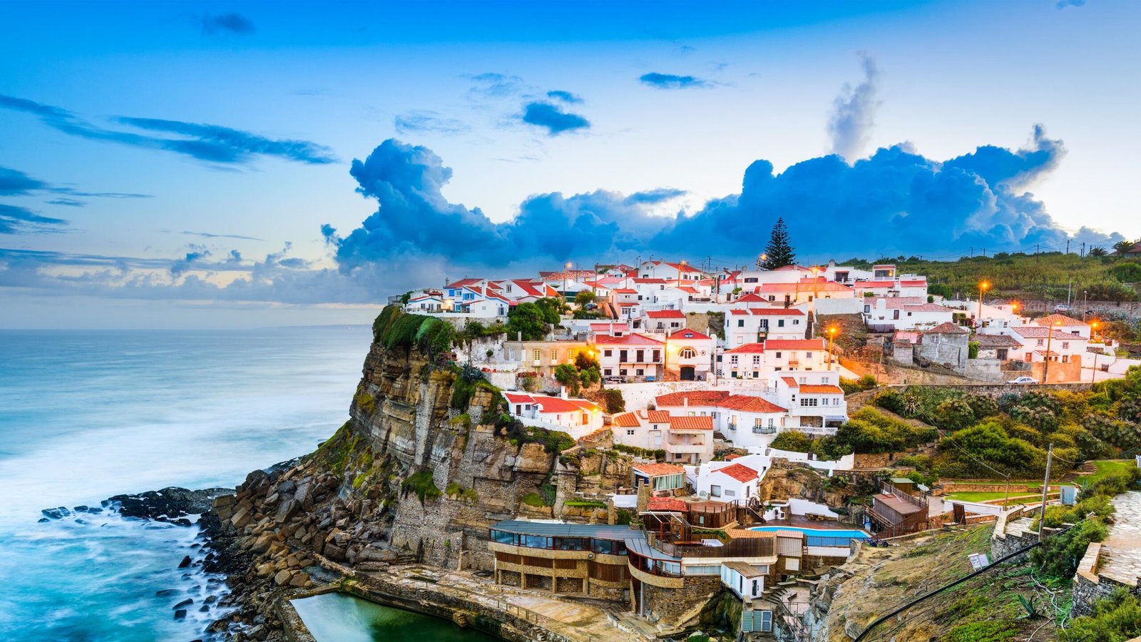 pueblo costero tranquilo en portugal scaled