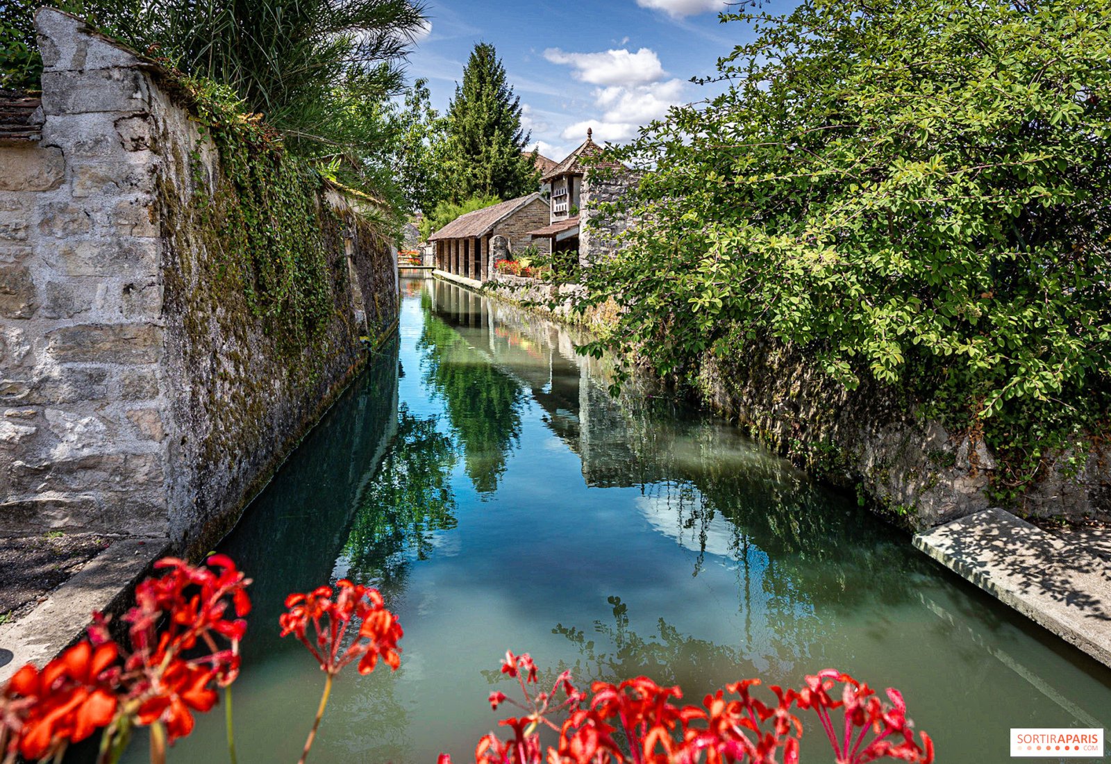 pueblo pintoresco cerca de la naturaleza