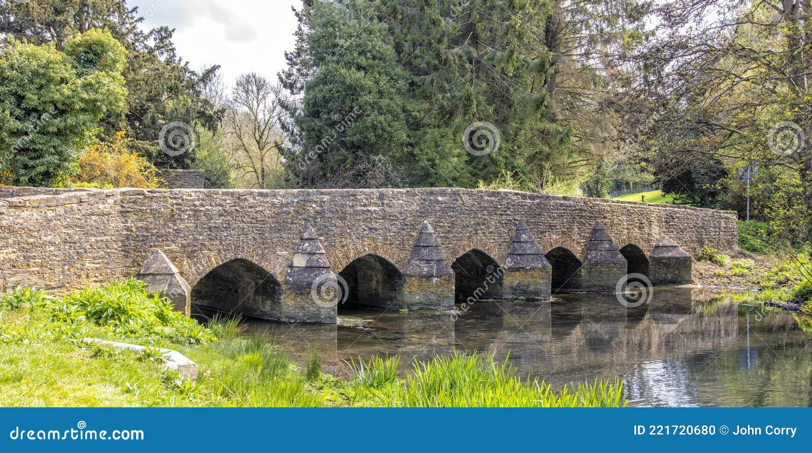 puente antiguo sobre el rio avon