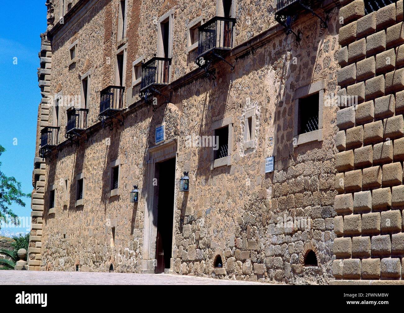 puerta cerrada de un parador historico