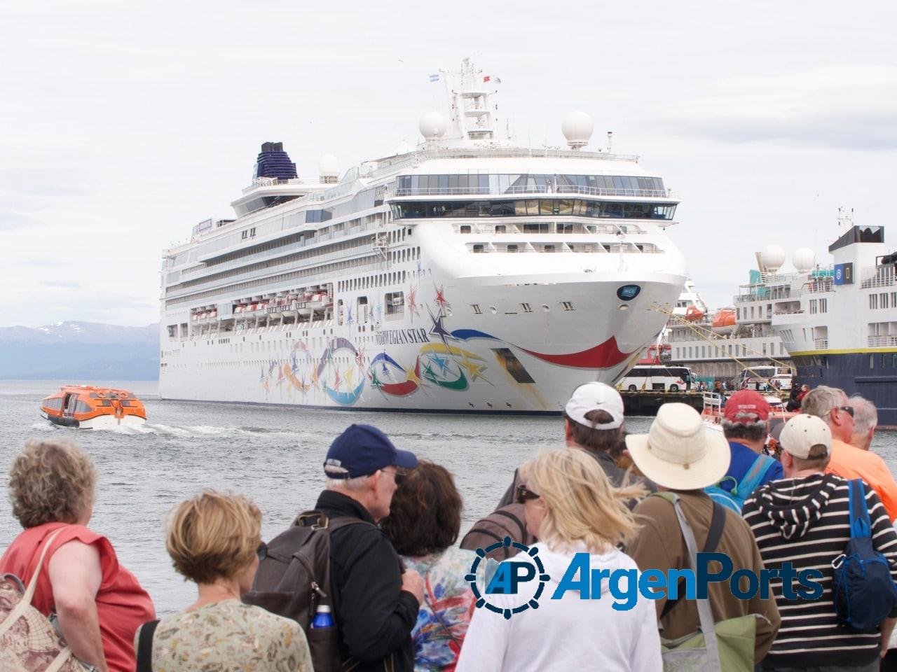puerto con barcos y turistas