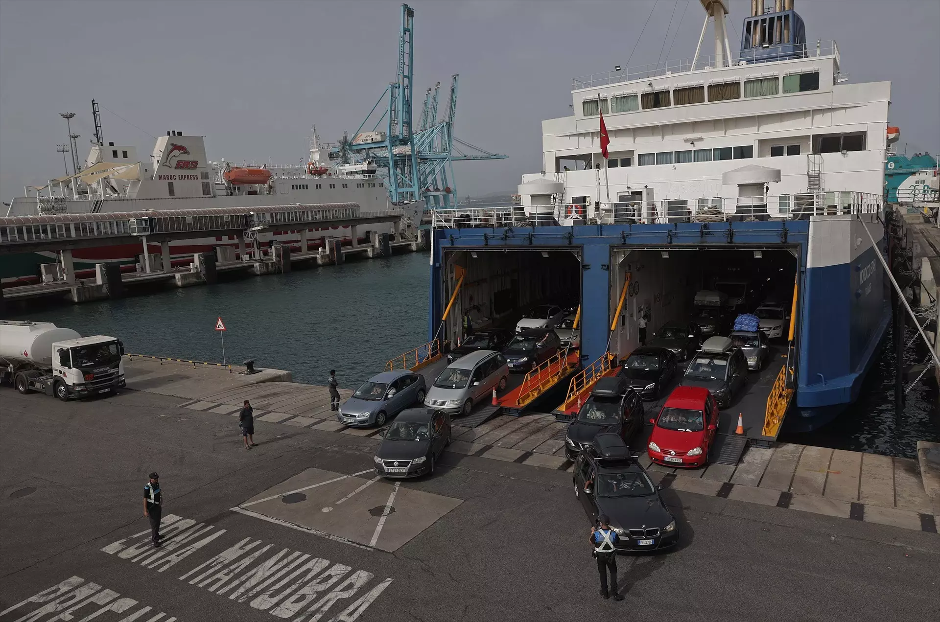 puerto de algeciras con barcos en espera