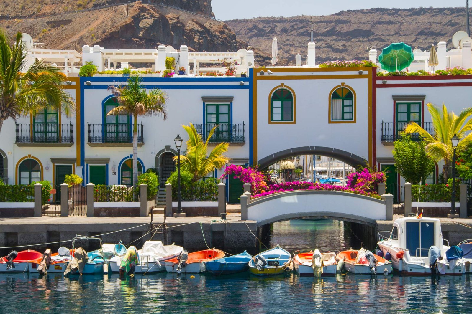 puerto de mogan en paisaje costero