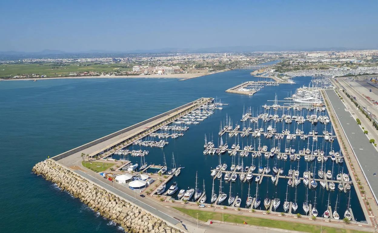 puerto de valencia con barcos en espera