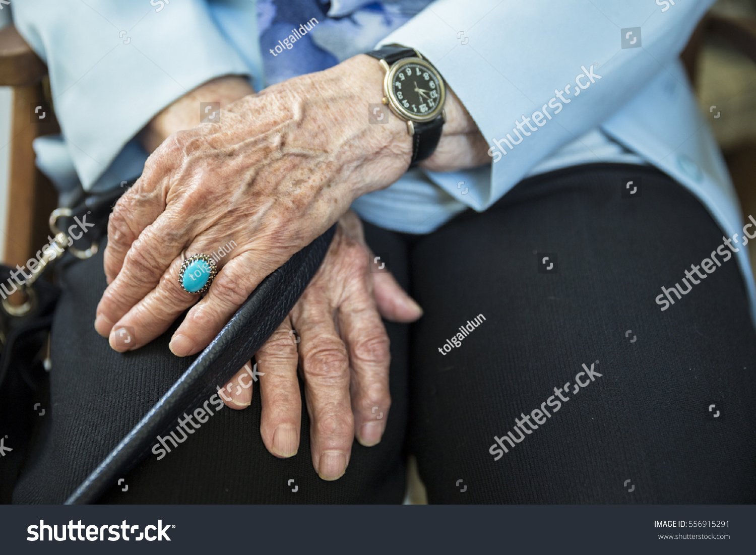 reloj elegante en manos de un anciano
