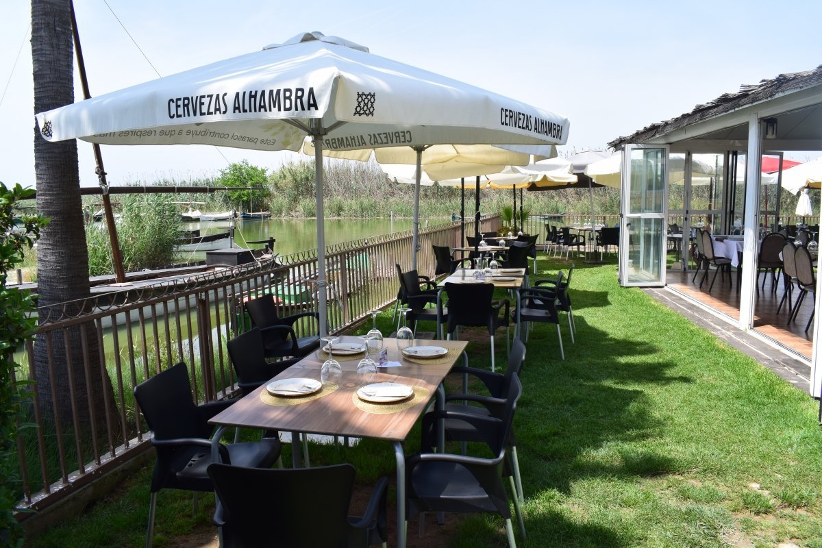 restaurante con terraza frente a la albufera