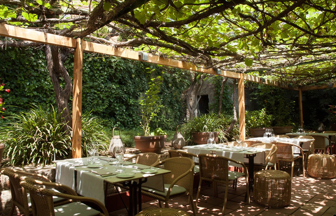 restaurante en jardin con ambiente acogedor