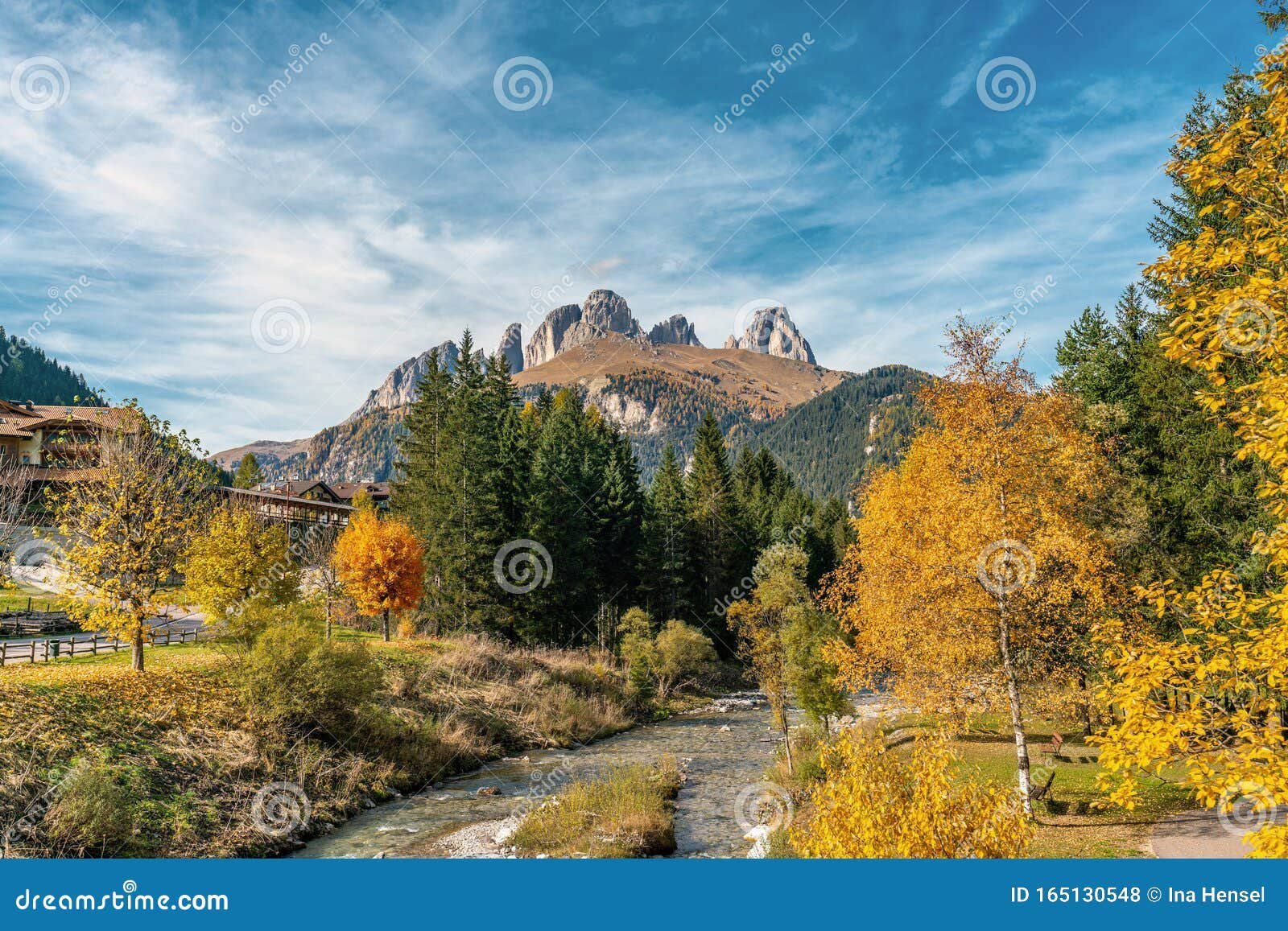 rio sella en otono con paisajes coloridos