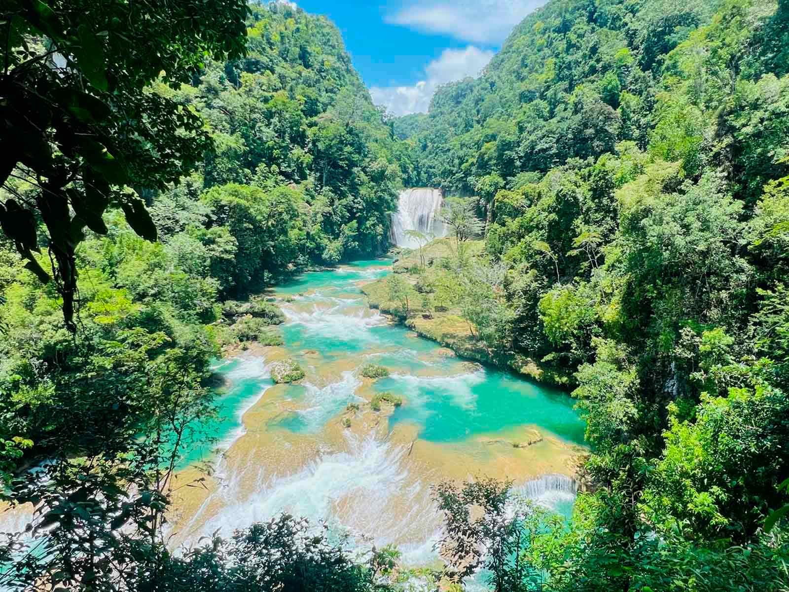 ruta del agua en paisaje natural