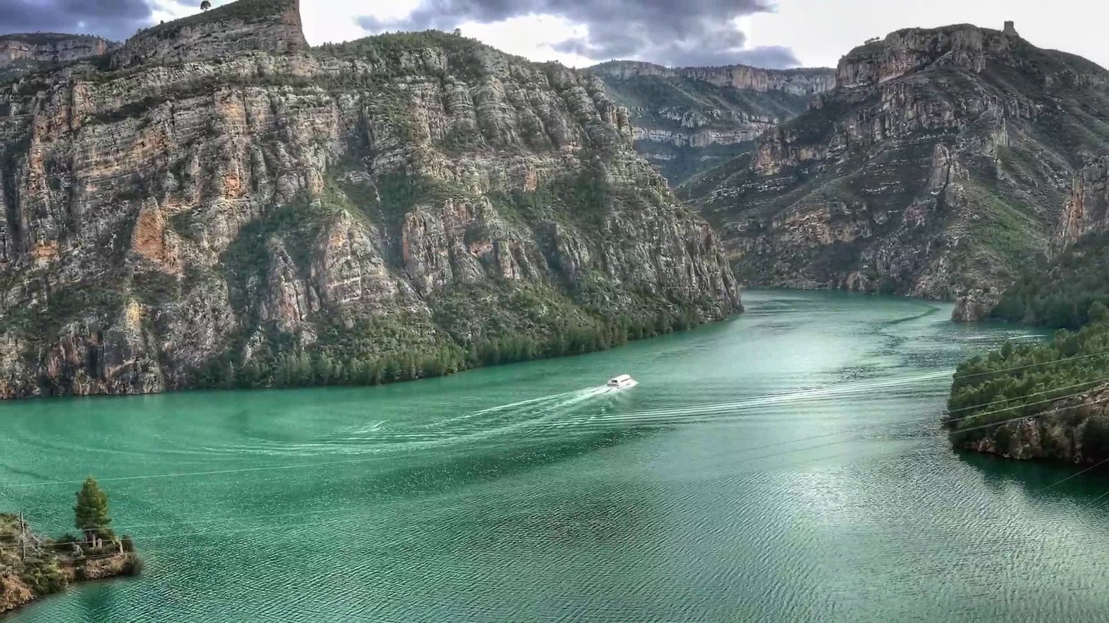 ruta fluvial del jucar en paisaje natural