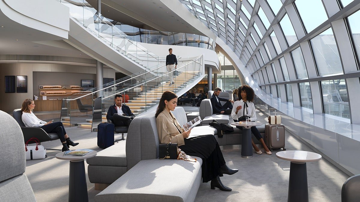 sala vip de aeropuerto con pasajeros relajados