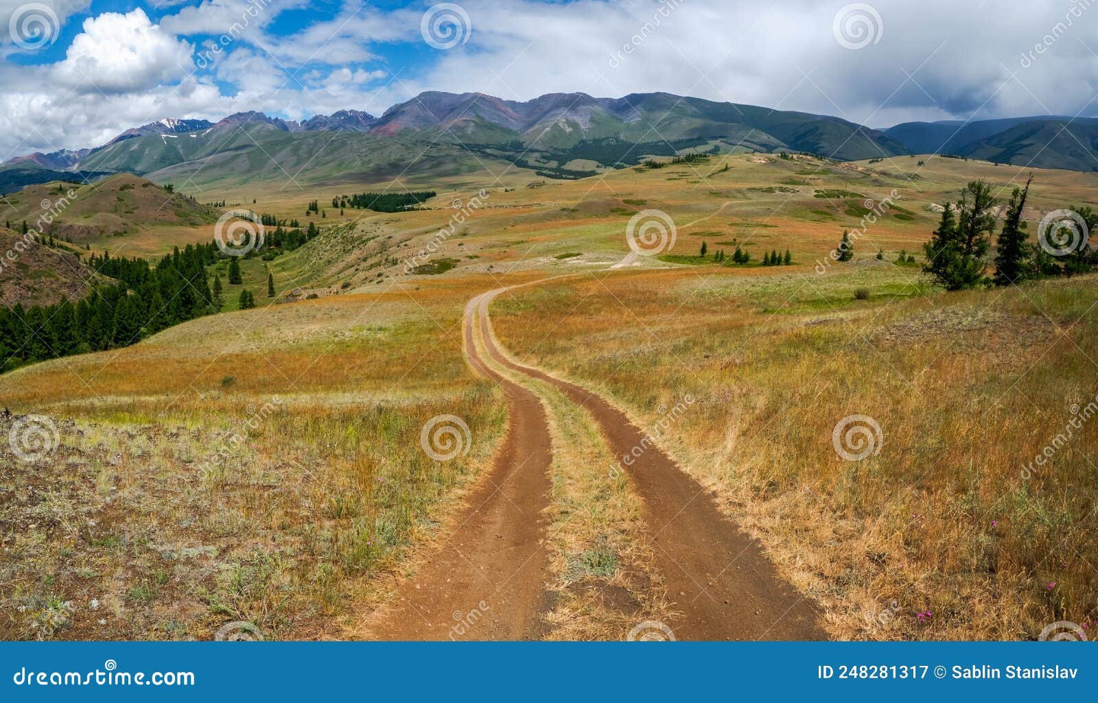 sendero montanoso con paisaje alpino