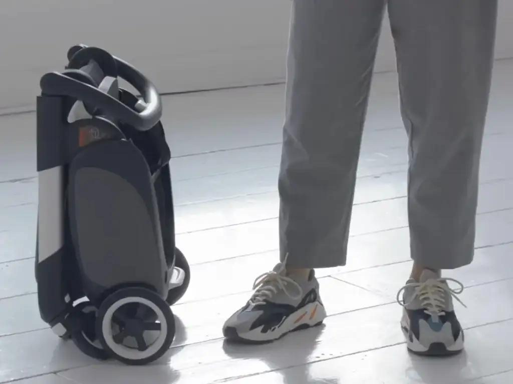 silla de paseo compacta en aeropuerto