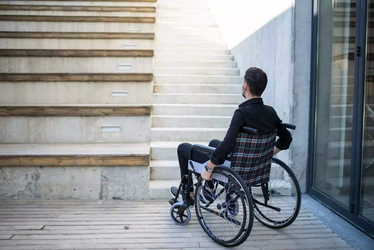 silla de ruedas en un entorno urbano