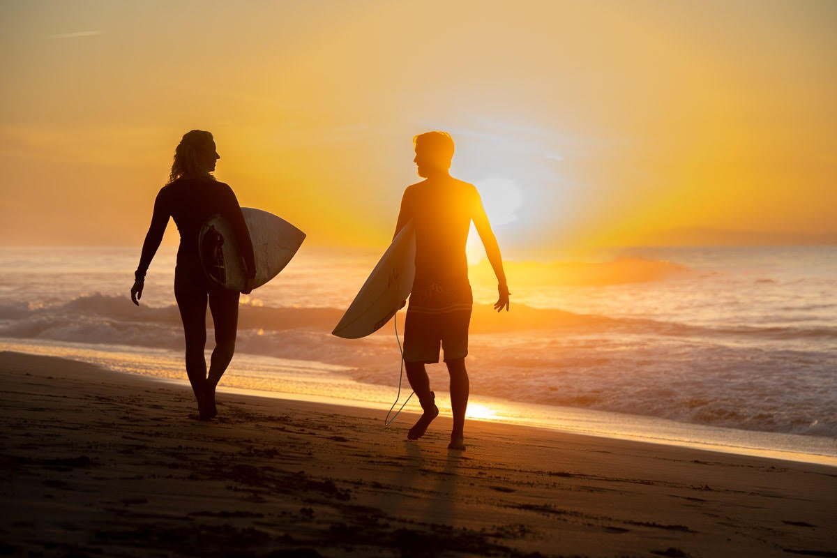 surfistas disfrutando de la playa en corralejo