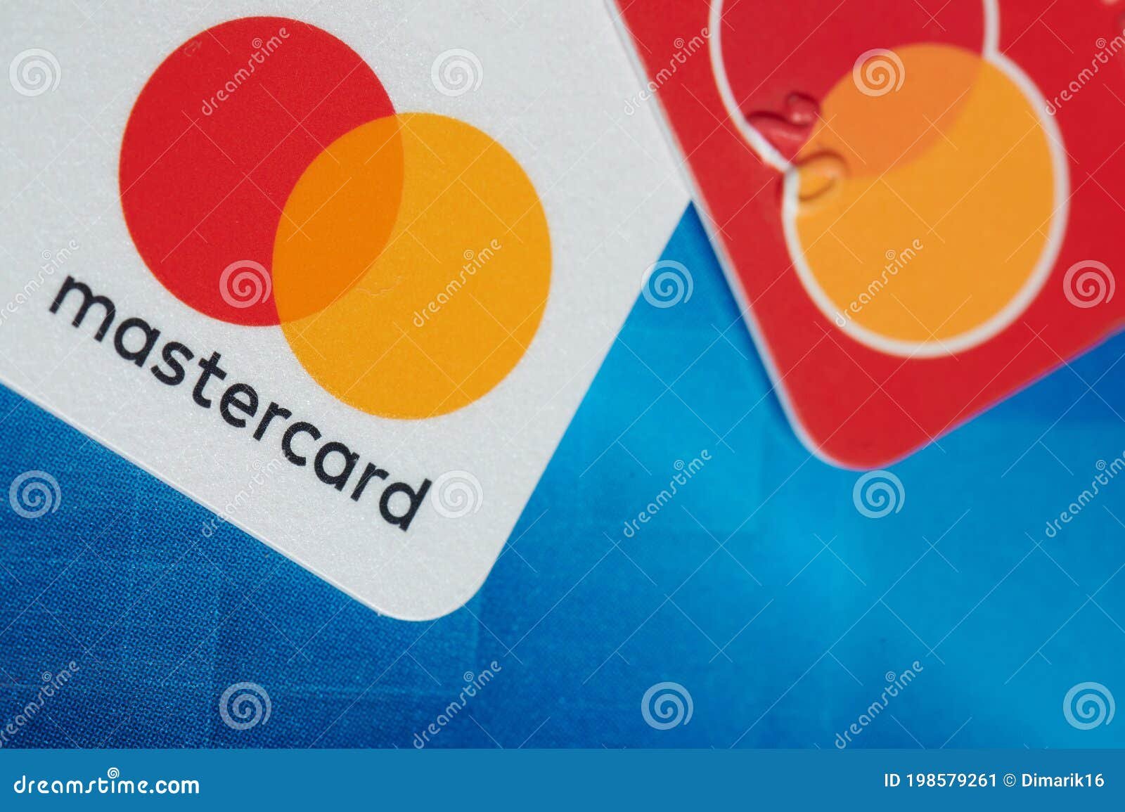 tarjeta de debito sobre fondo colorido