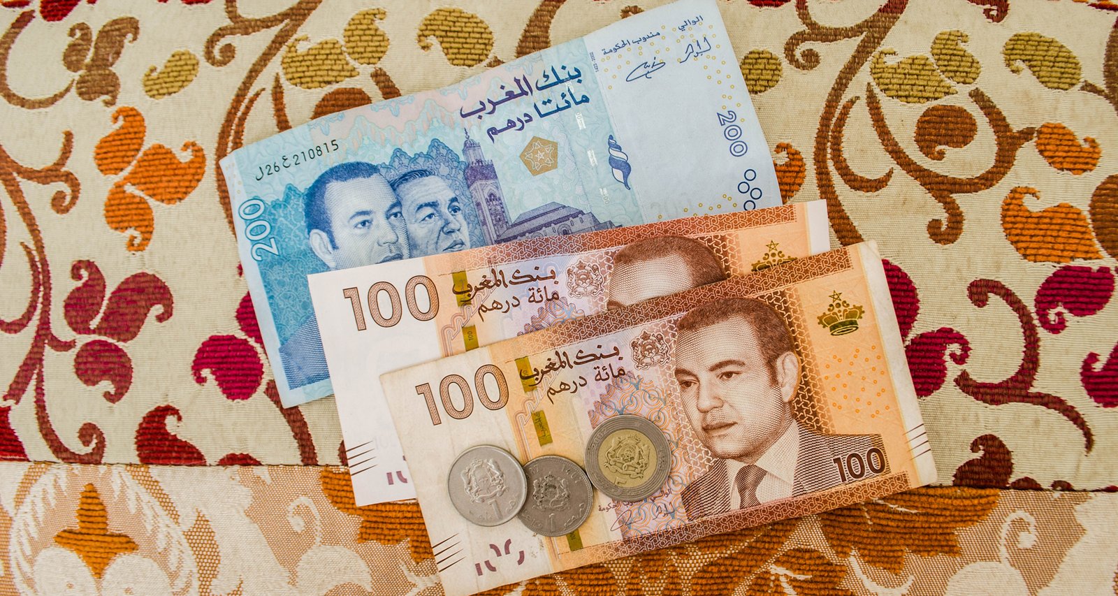 tarjeta sim en mano con fondo de marruecos