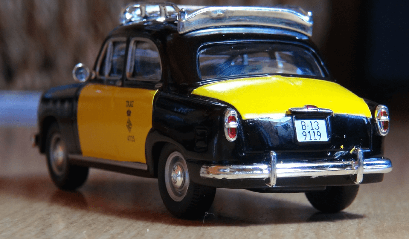 taxi amarillo en las calles de barcelona