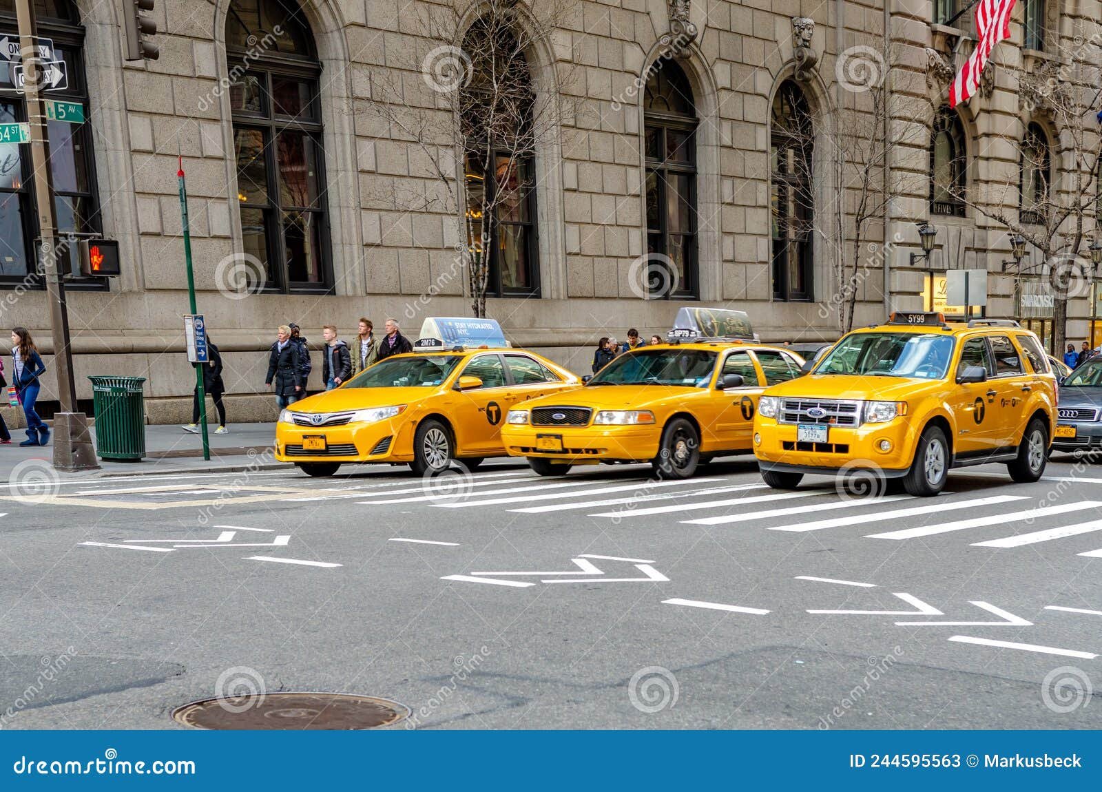 taxi amarillo esperando en la calle