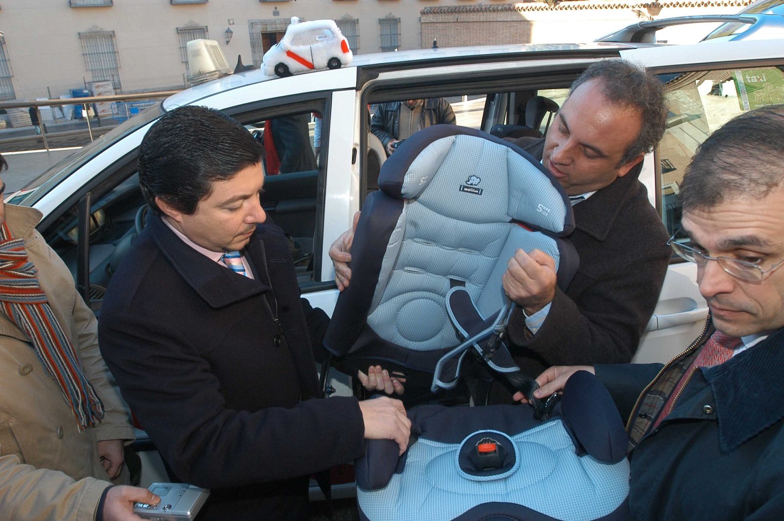taxi con silla de bebe en la ciudad scaled