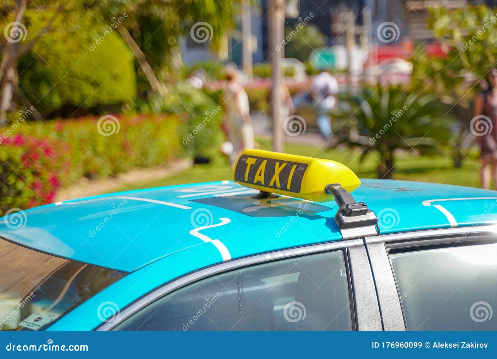taxi esperando en la calle de la linea
