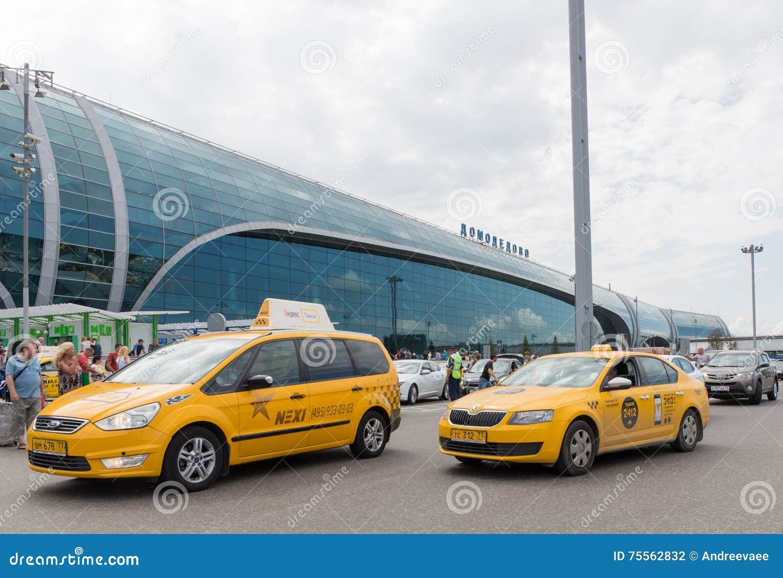 taxi moderno frente al aeropuerto