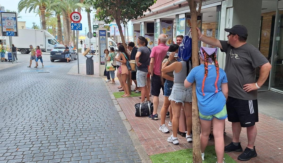 taxis esperando en la calle de san vicente