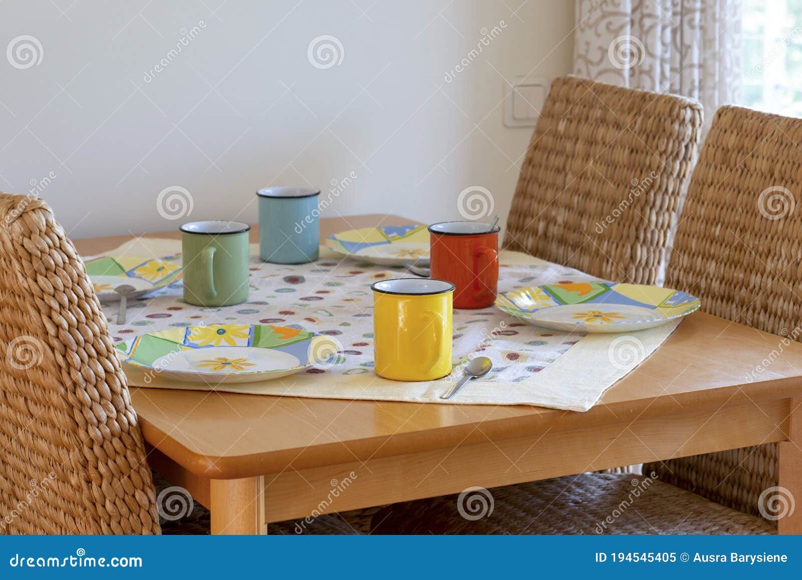 tazas coloridas en una mesa de desayuno