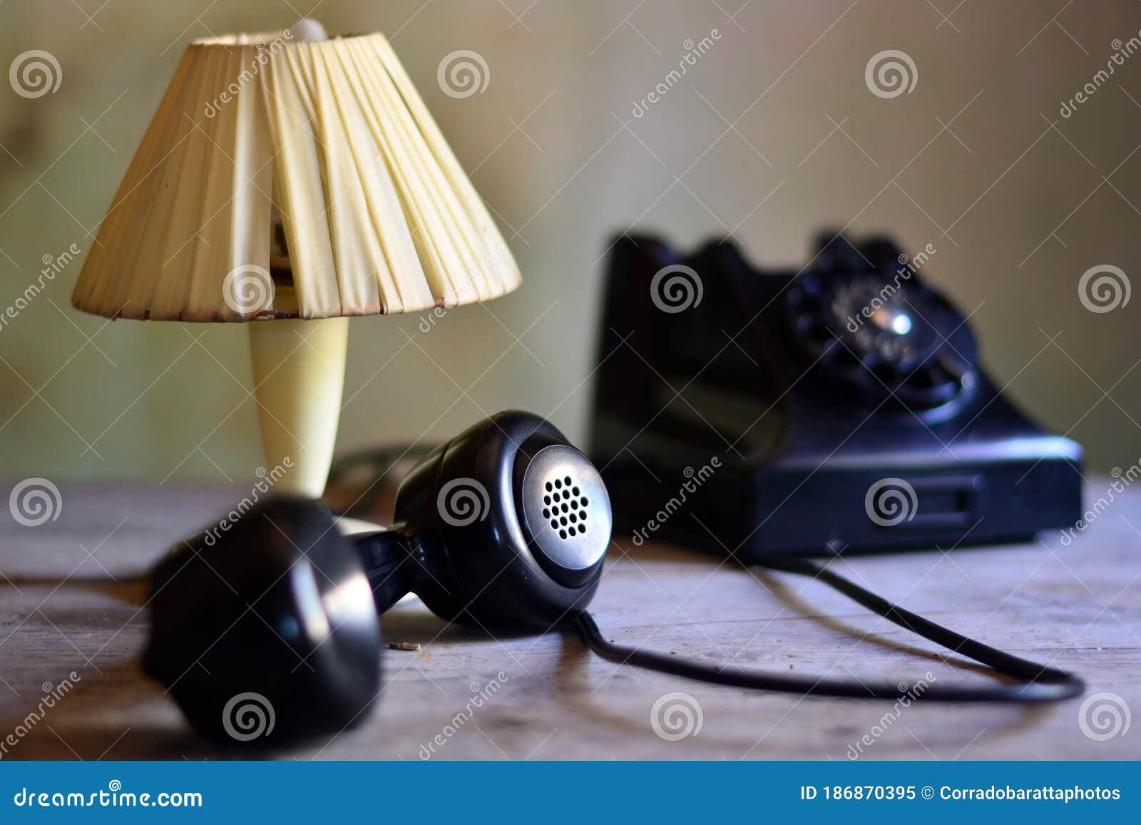 telefono antiguo con auriculares sobre la mesa