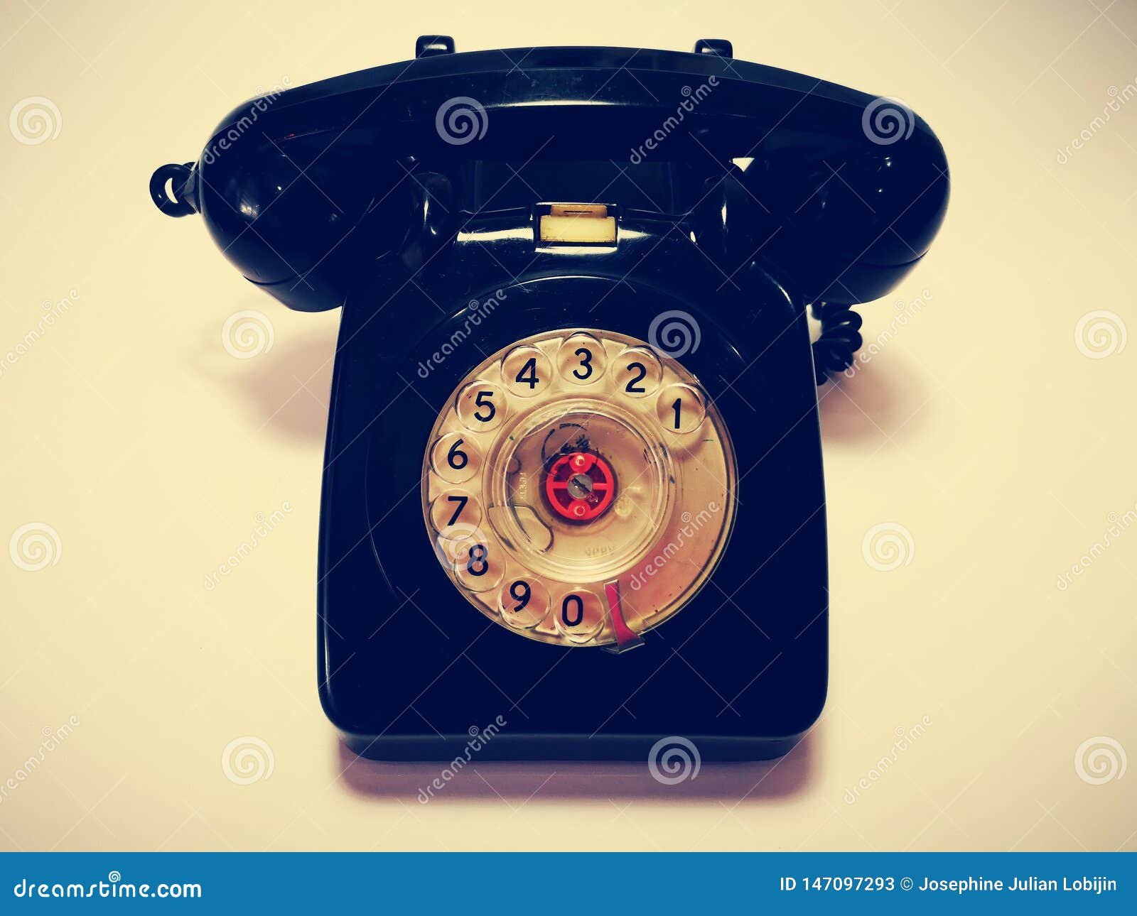 telefono antiguo con fondo de hogar acogedor