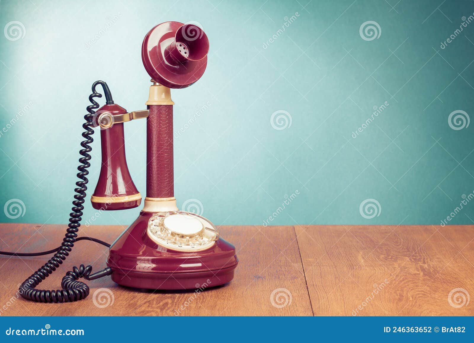 telefono antiguo con fondo de oficina