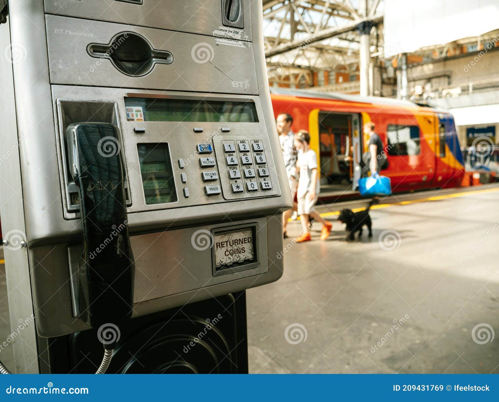 telefono antiguo en una estacion de tren