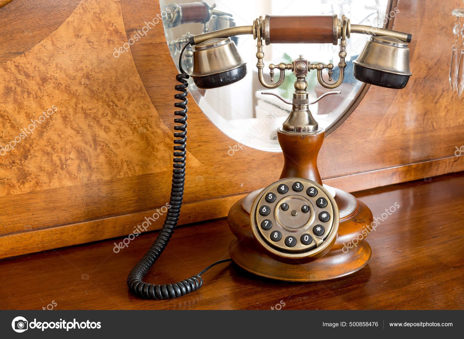 telefono antiguo sobre una mesa de madera 1