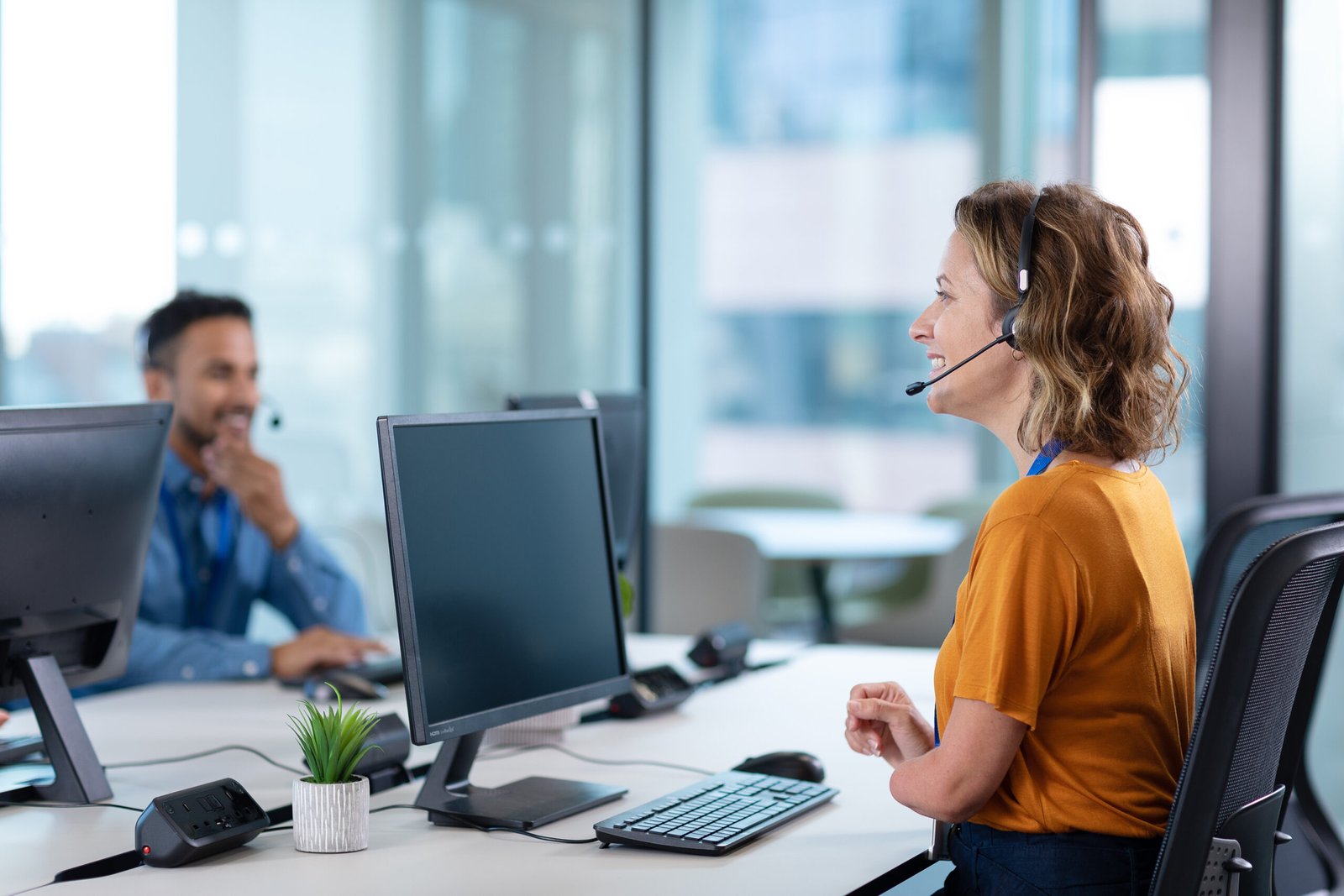 telefono y computadora con atencion al cliente scaled