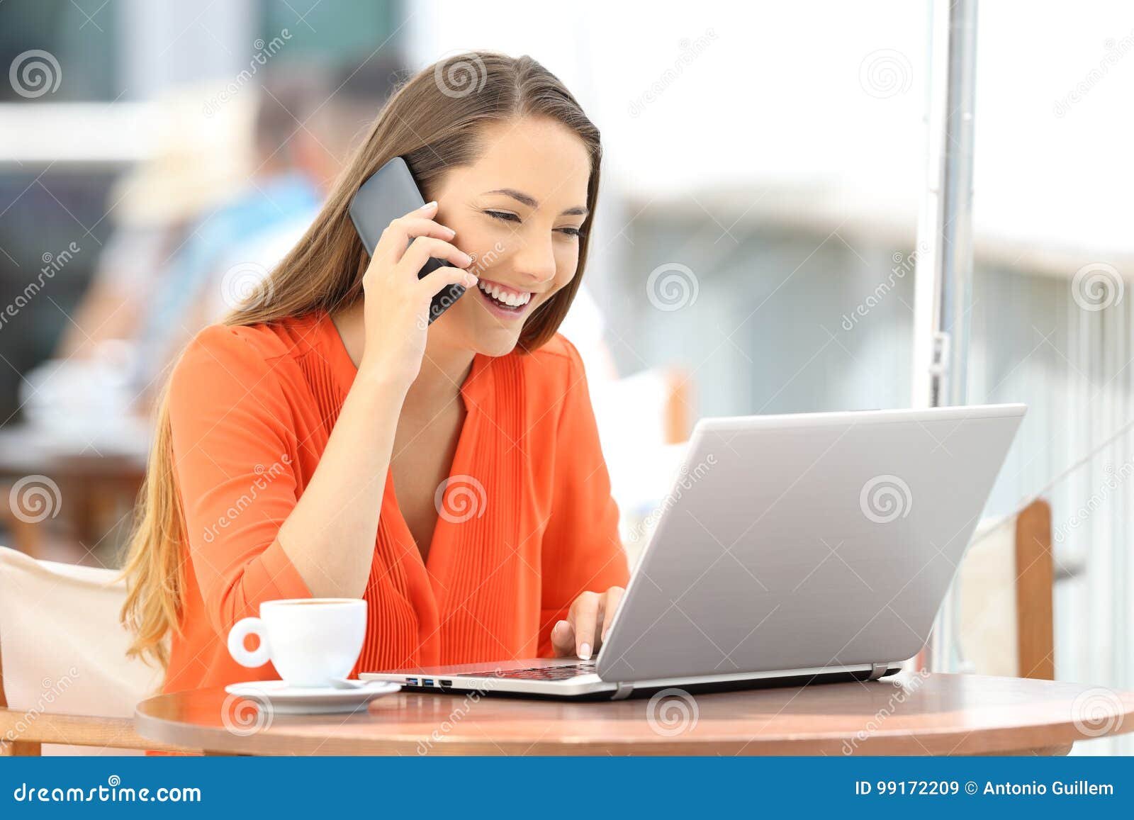 telefono y ordenador con atencion al cliente