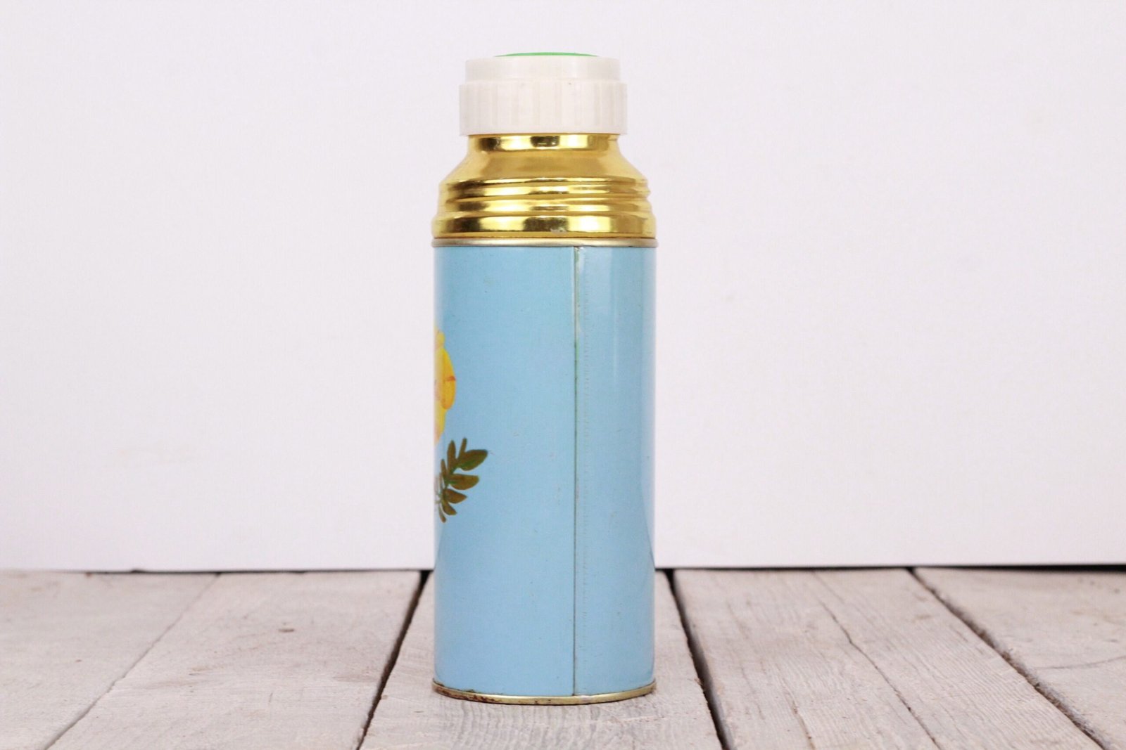 termo de cafe sobre fondo neutro scaled