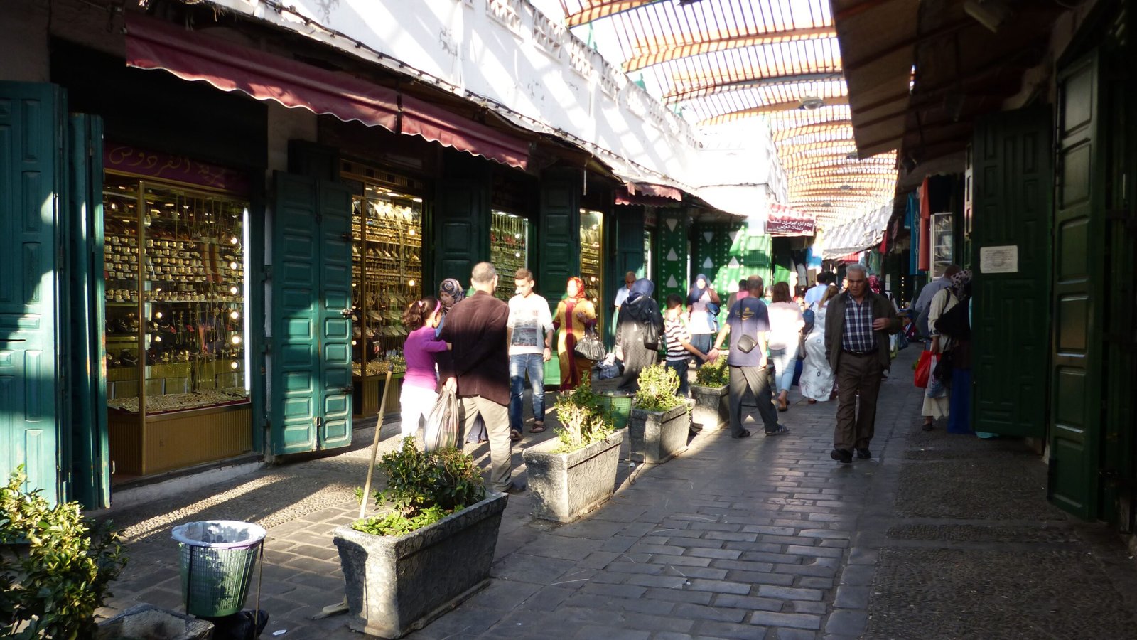 tiendas de menta en un mercado vibrante scaled