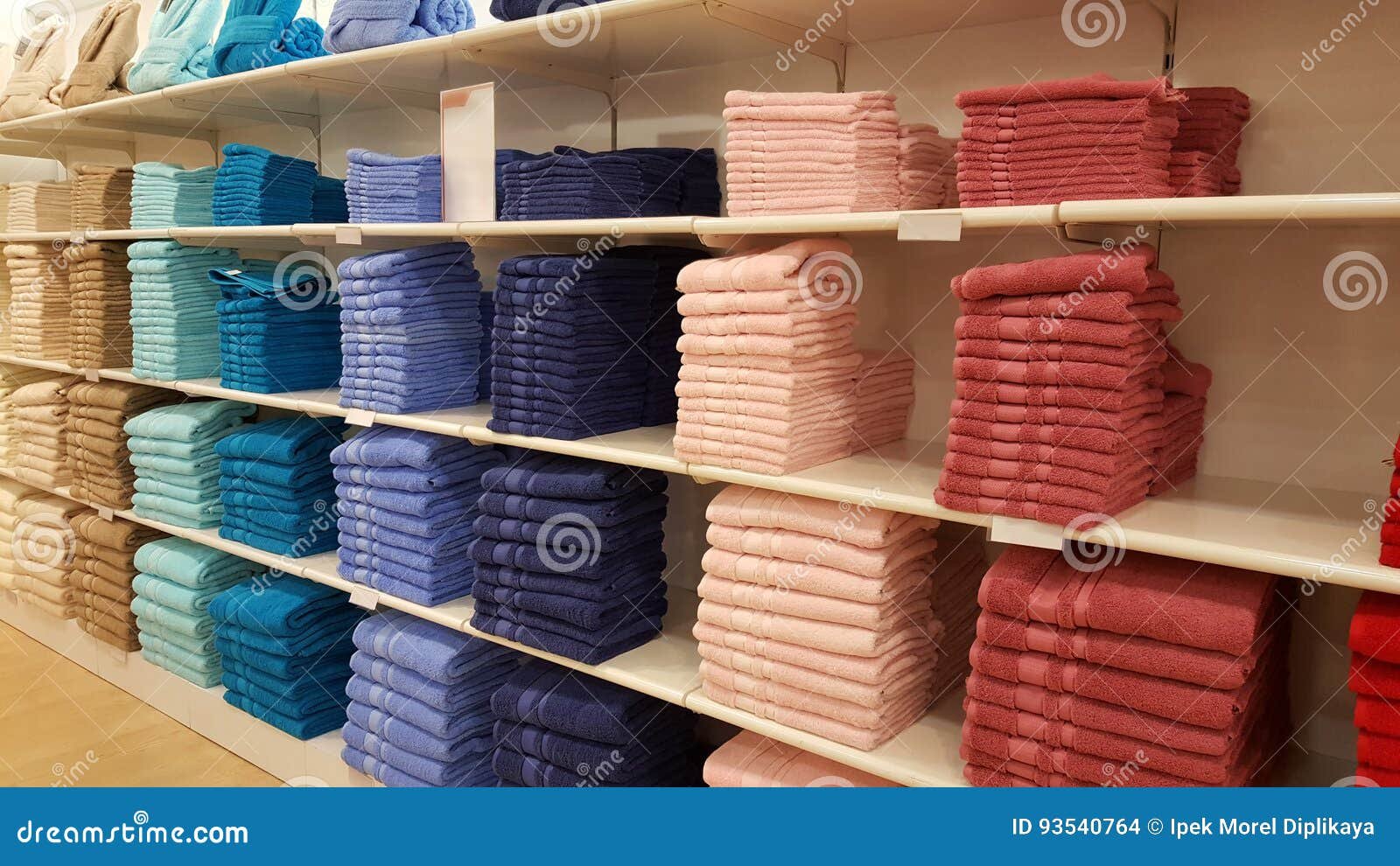 toallas de bano coloridas en estanteria