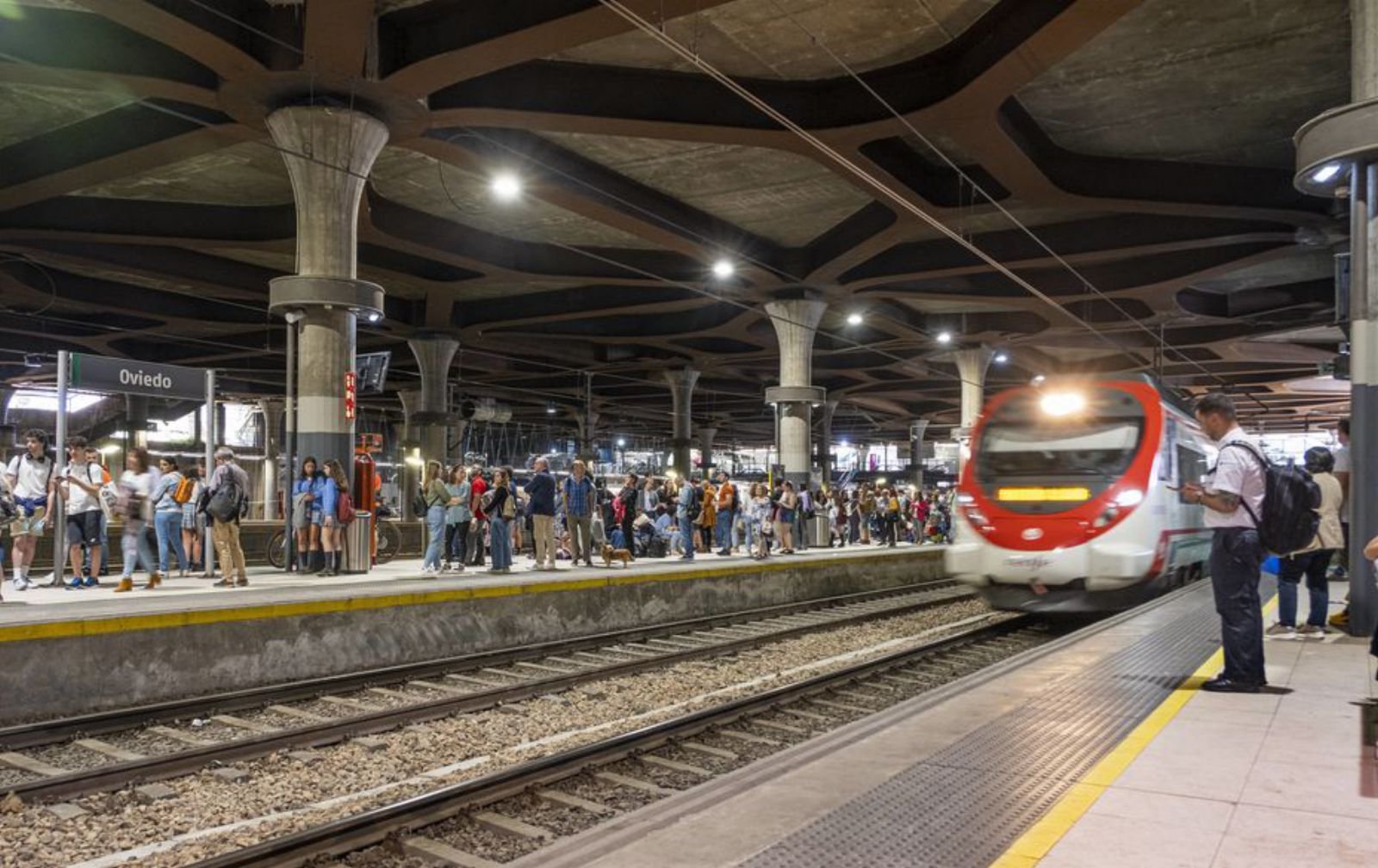 tren ave en estacion moderna y luminosa 1