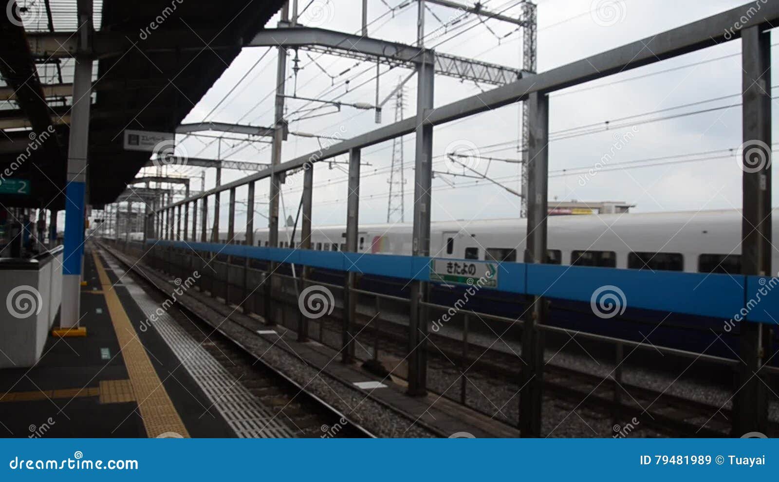 tren bala japones en paisaje urbano