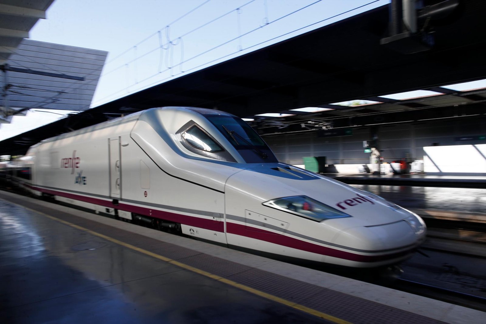 tren de alta velocidad en estacion espanola