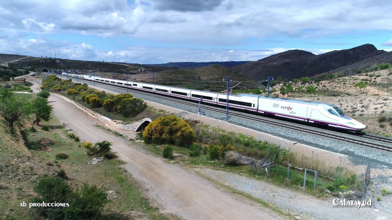 tren de alta velocidad en movimiento