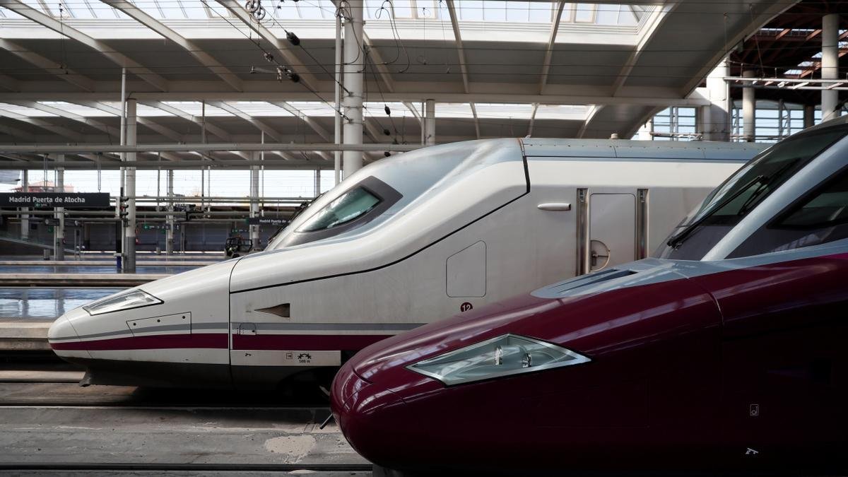 tren de alta velocidad en una estacion