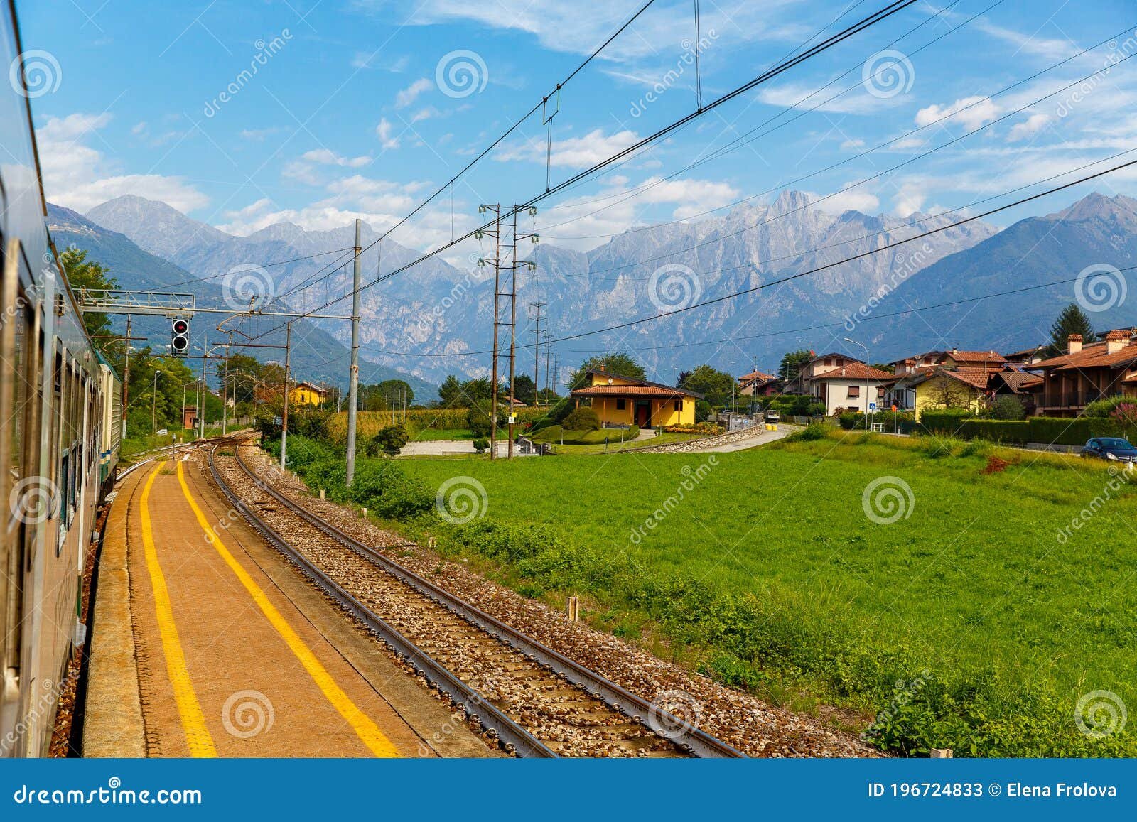 tren en un paisaje italiano