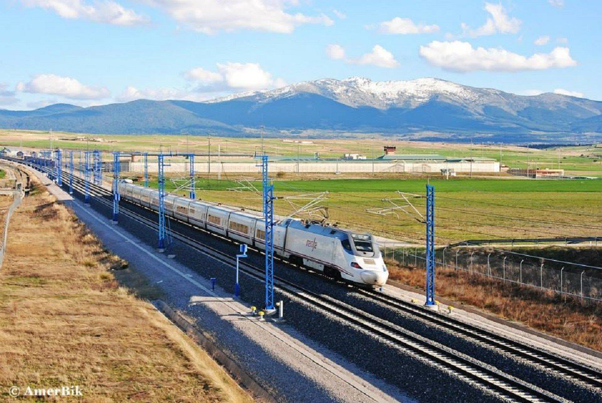 tren renfe cruzando un paisaje espanol