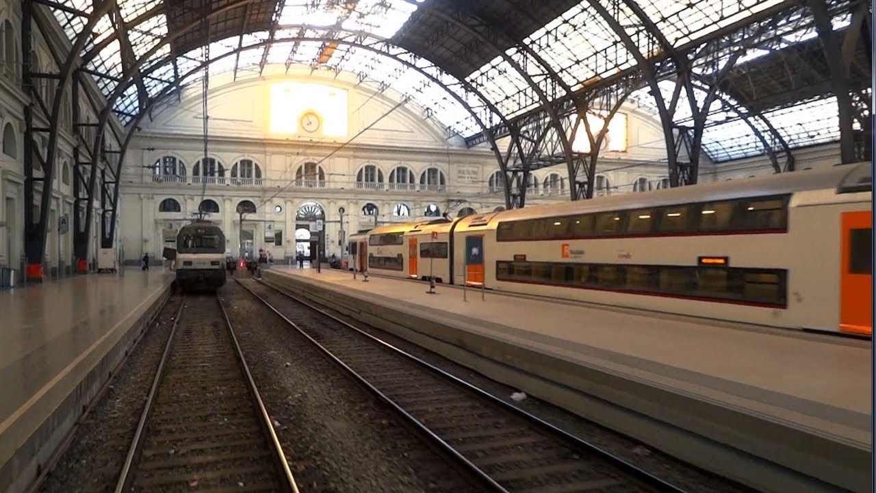 tren saliendo de una estacion en barcelona